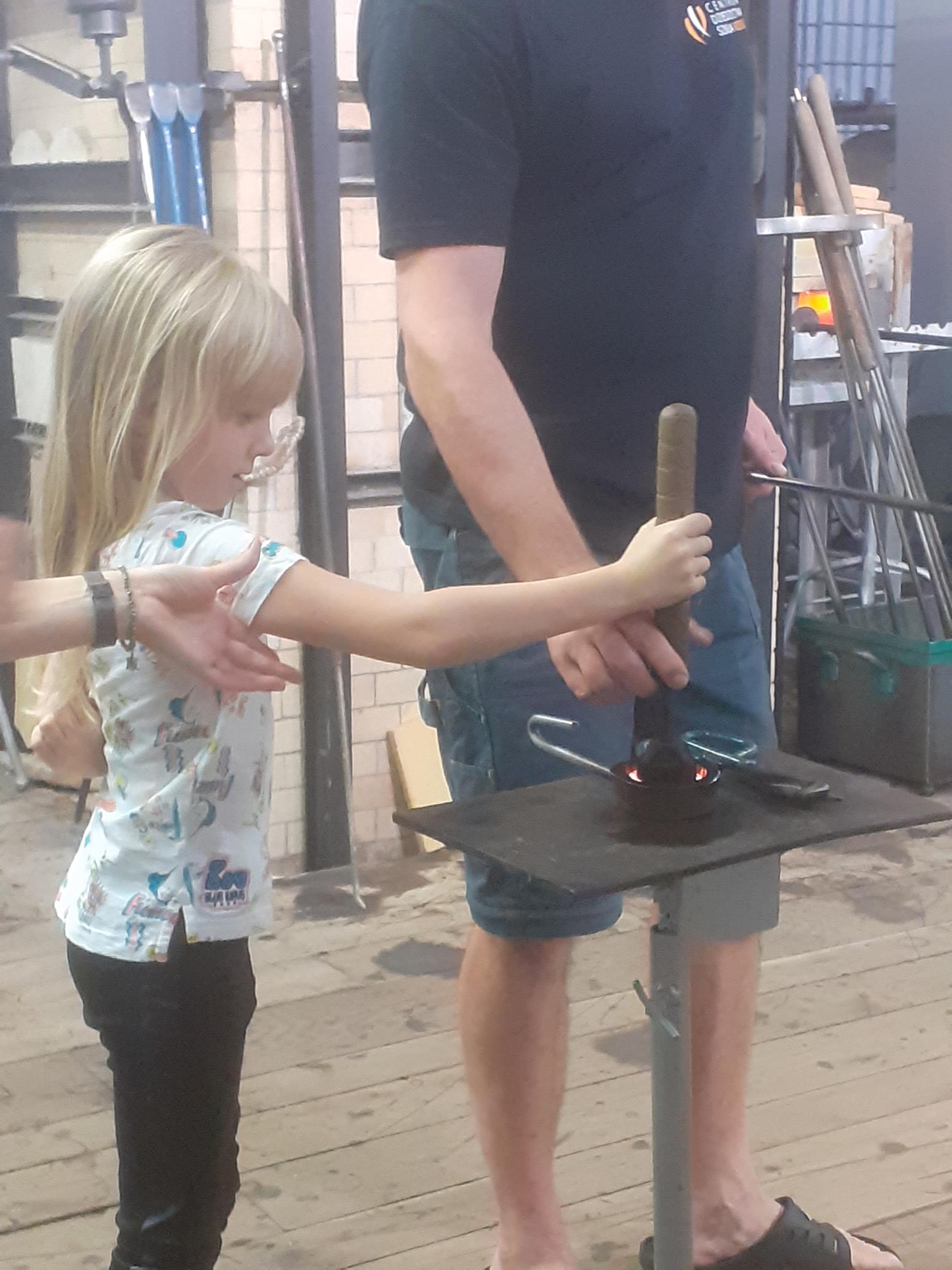 WYCIECZKA DO CENTRUM DZIEDZICTWA SZKŁA W KROŚNIE